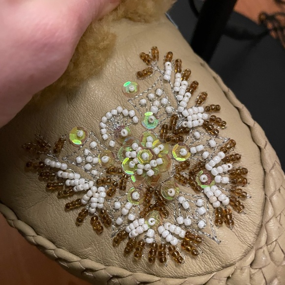Hand beaded moccasins - Picture 8 of 10